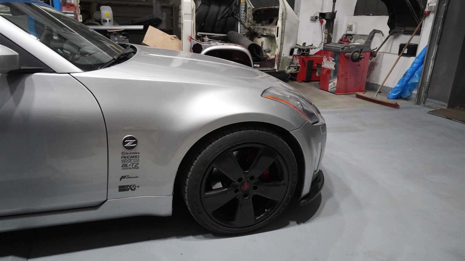 Nissan 350Z und VW T3 in der PR-Garage Werkstatt