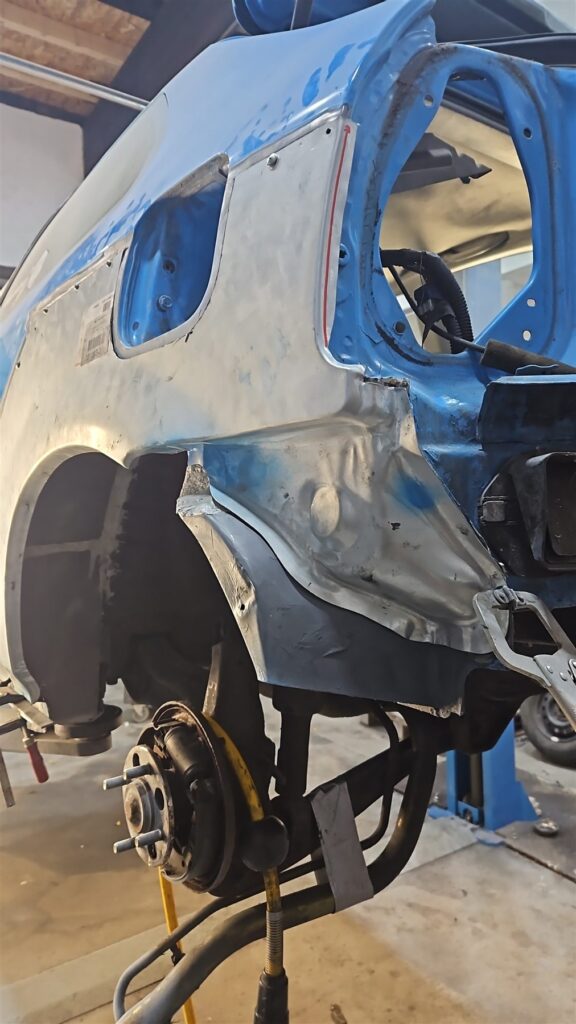 Zerlegter Honda Civic auf der Hebebühne