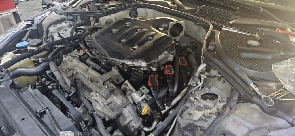 Motorraum mit eingebauten roten Zündspulen