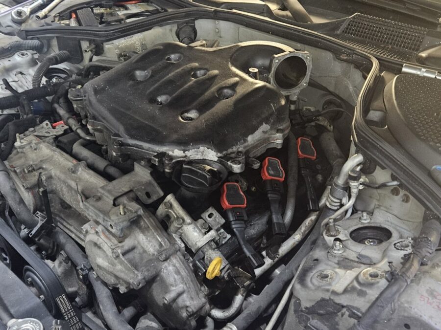 Motorraum mit eingebauten roten Zündspulen