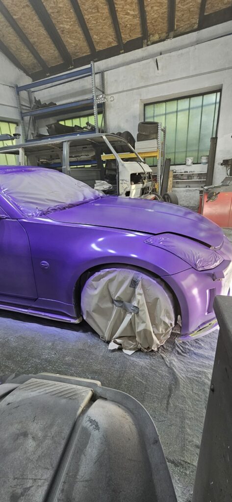 Nissan 350Z beim Auftrag der violetten Sprühfolie