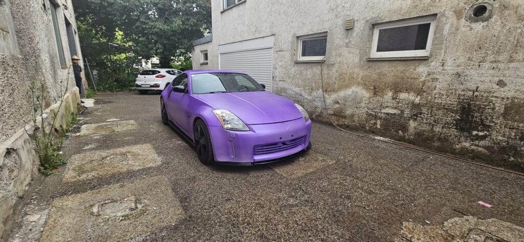 Nissan 350Z mit violetter Sprühfolie