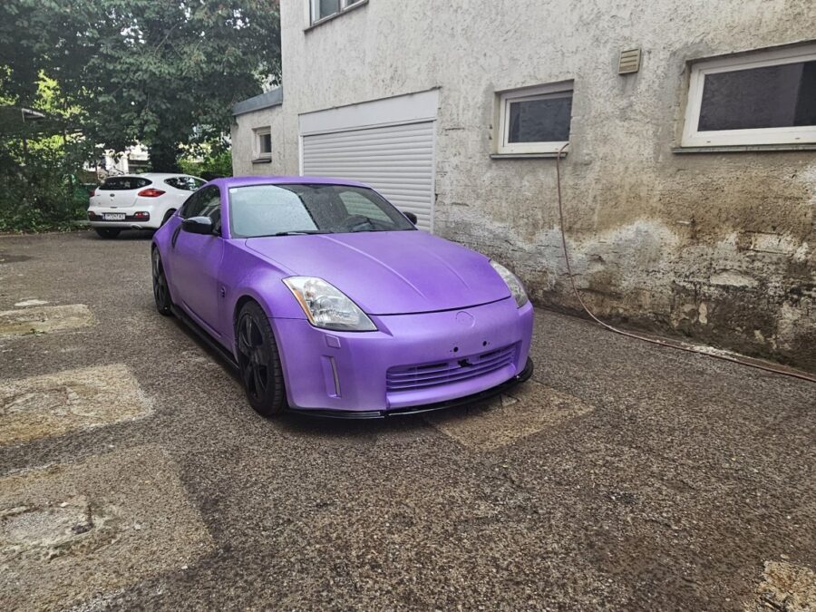 Nissan 350Z mit violetter Sprühfolie