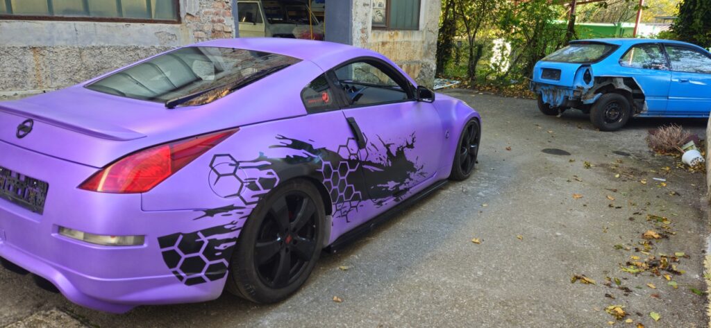 Nissan 350Z mit finalem violett-schwarzem Grafikdesign