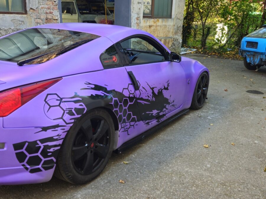 Nissan 350Z mit finalem violett-schwarzem Grafikdesign