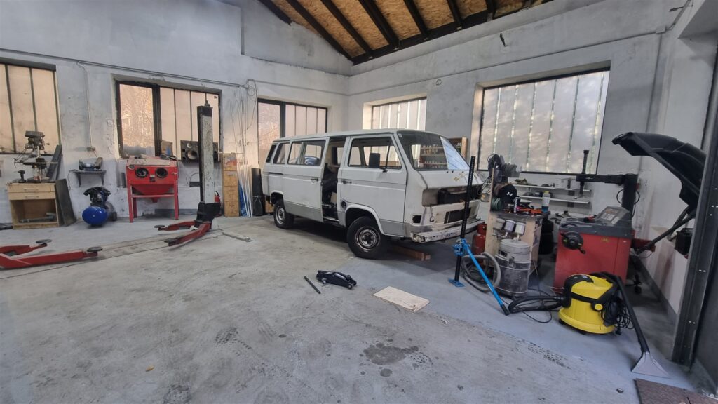 VW T3 zu Beginn des umfangreichen Wiederaufbaus in der Werkstatt