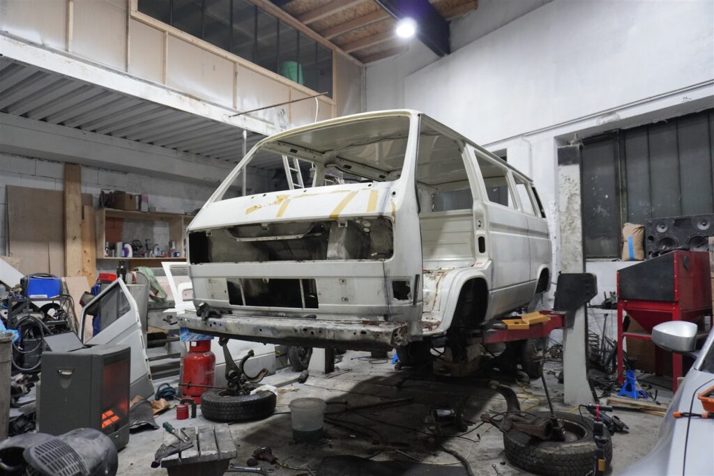 Weitgehend entkernte Karosserie des VW T3