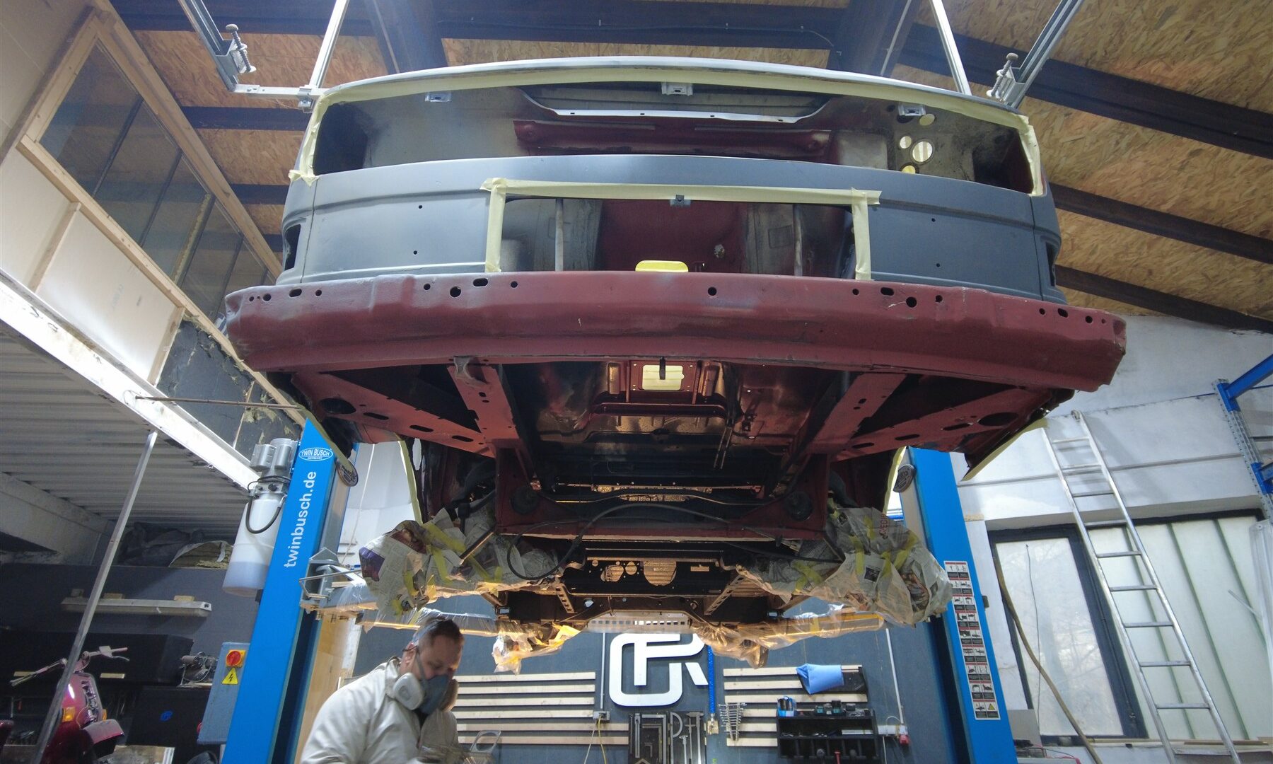 Aufbereiteter Unterboden des VW T3 auf der Hebebühne
