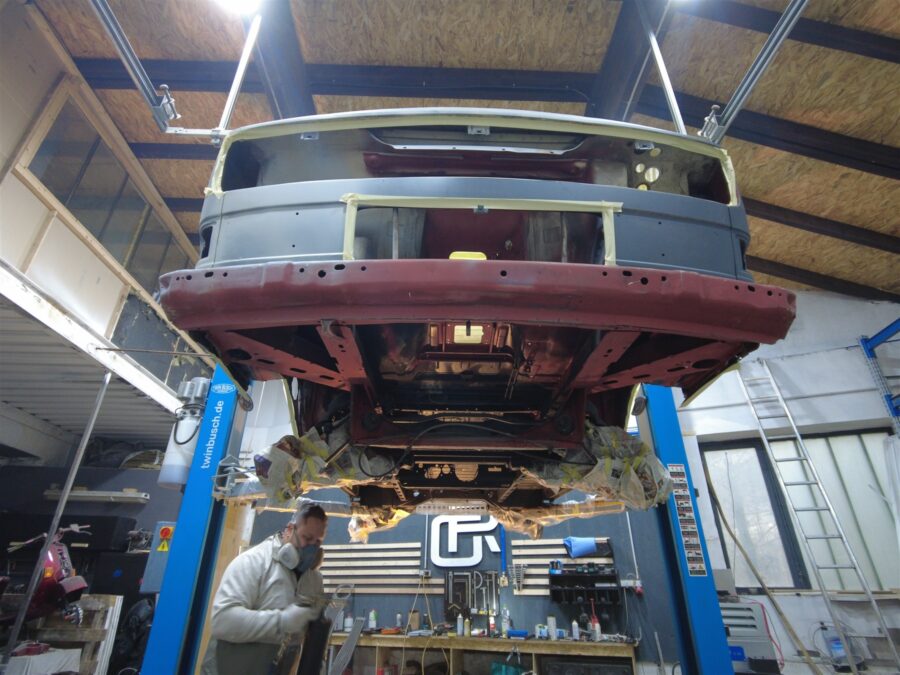 Aufbereiteter Unterboden des VW T3 auf der Hebebühne