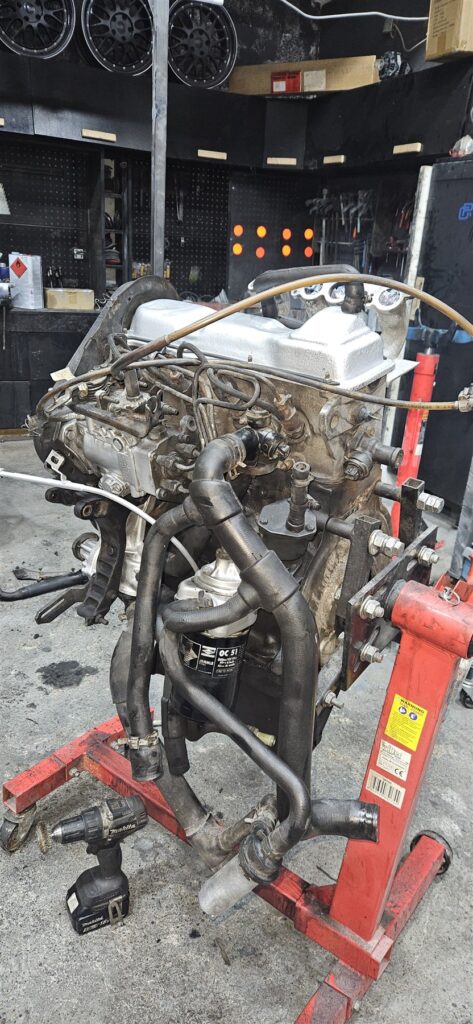 VW-T3-Motor auf dem Motorständer während des Aufbaus