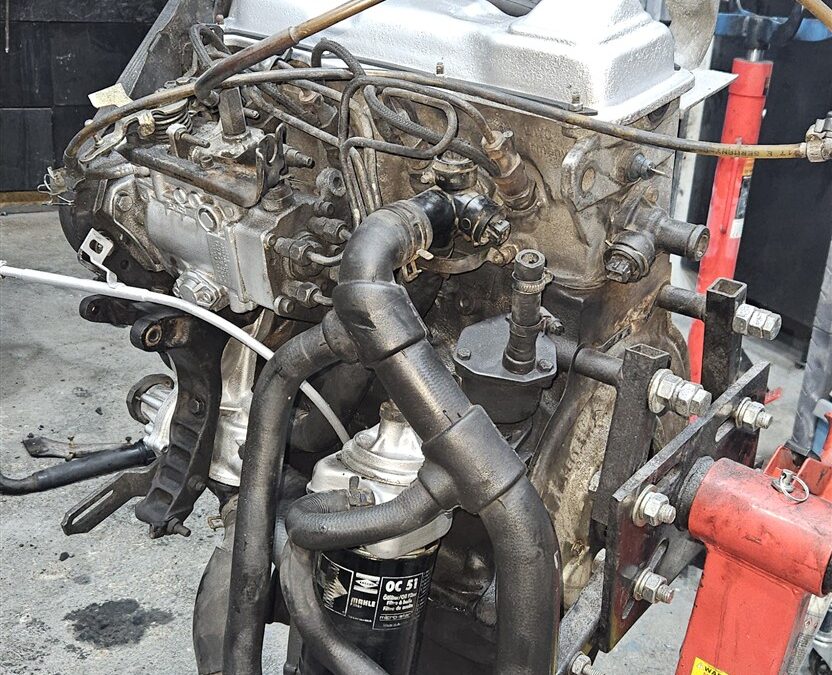 VW-T3-Motor auf dem Motorständer während des Aufbaus