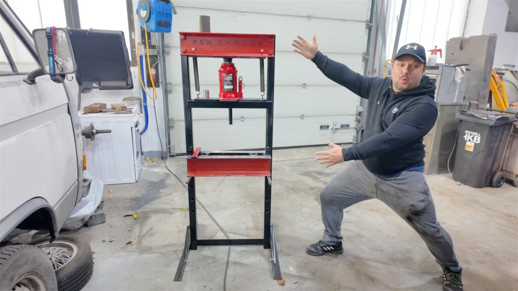 Fertige PR-Garage Werkstattpresse in der Werkstatt